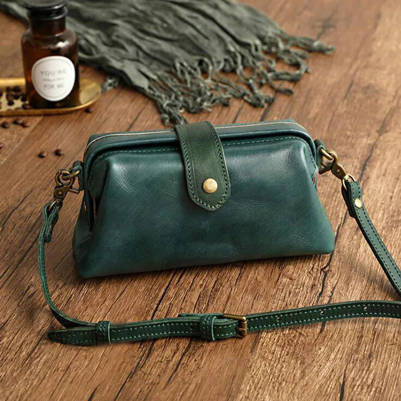 Quinn | Compact Classic Retro Shoulder Bag